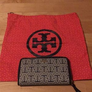 Tory Burch - logo- wallet- perfect condition